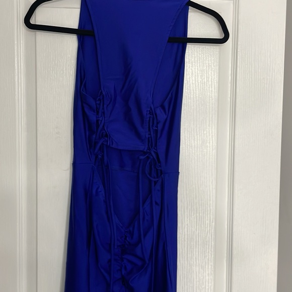 V-neck bodycon dress with back detail - Picture 3 of 3